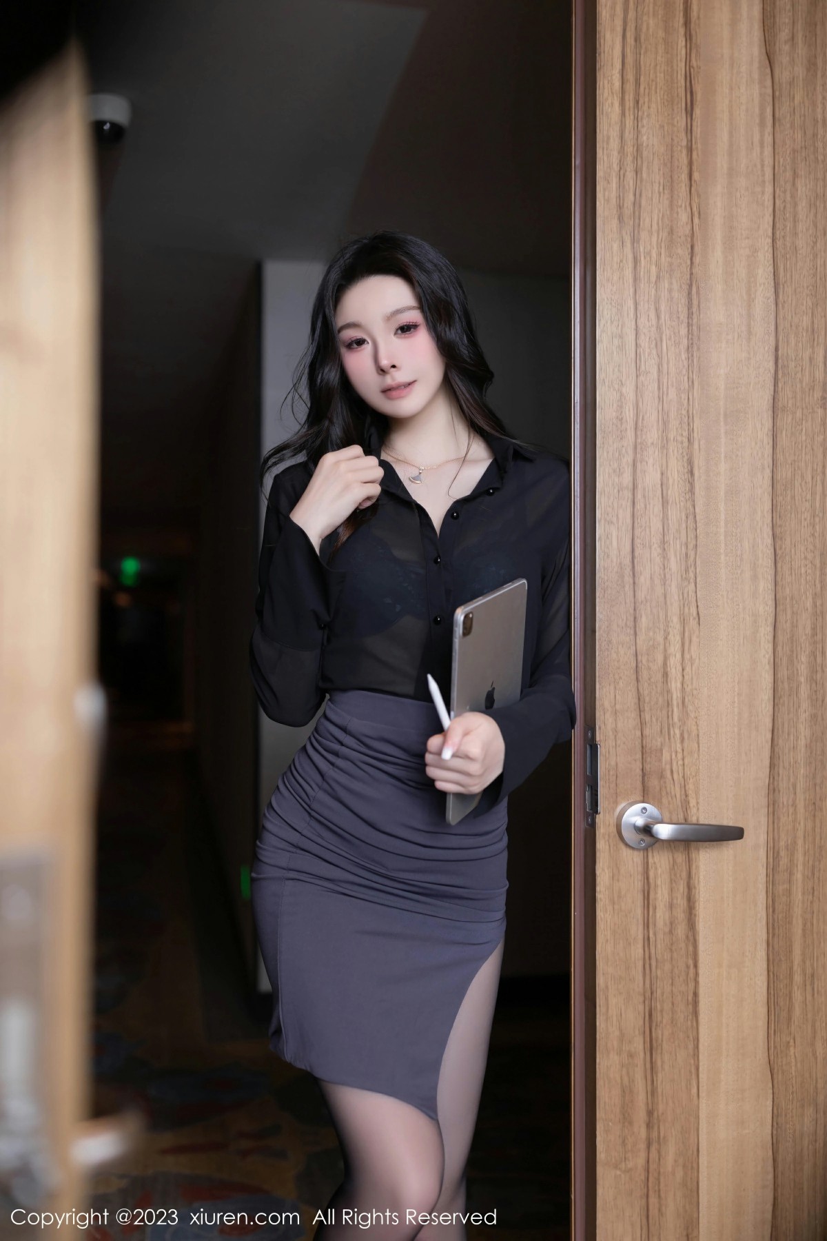 [XiuRen秀人网] 2023.10.20 No.7542 小逗逗 蓝灰色蕾丝内衣 魅惑黑丝 性感写真 [78+1P]