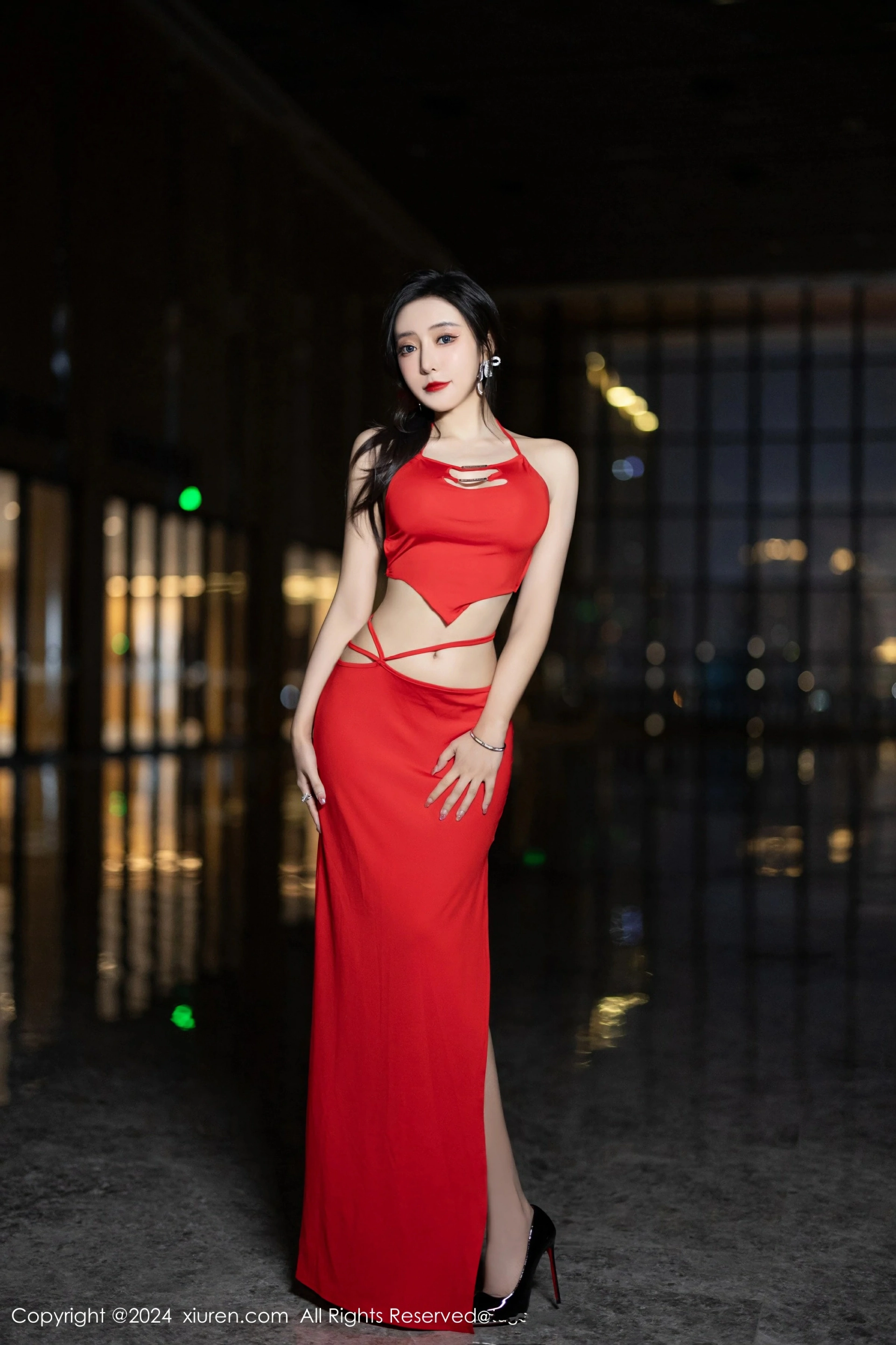 [XiuRen秀人网] 2024.04.11 No.8378 王馨瑶yanni 性感红色连衣裙 哈尔滨旅拍写真 [80+1P]
