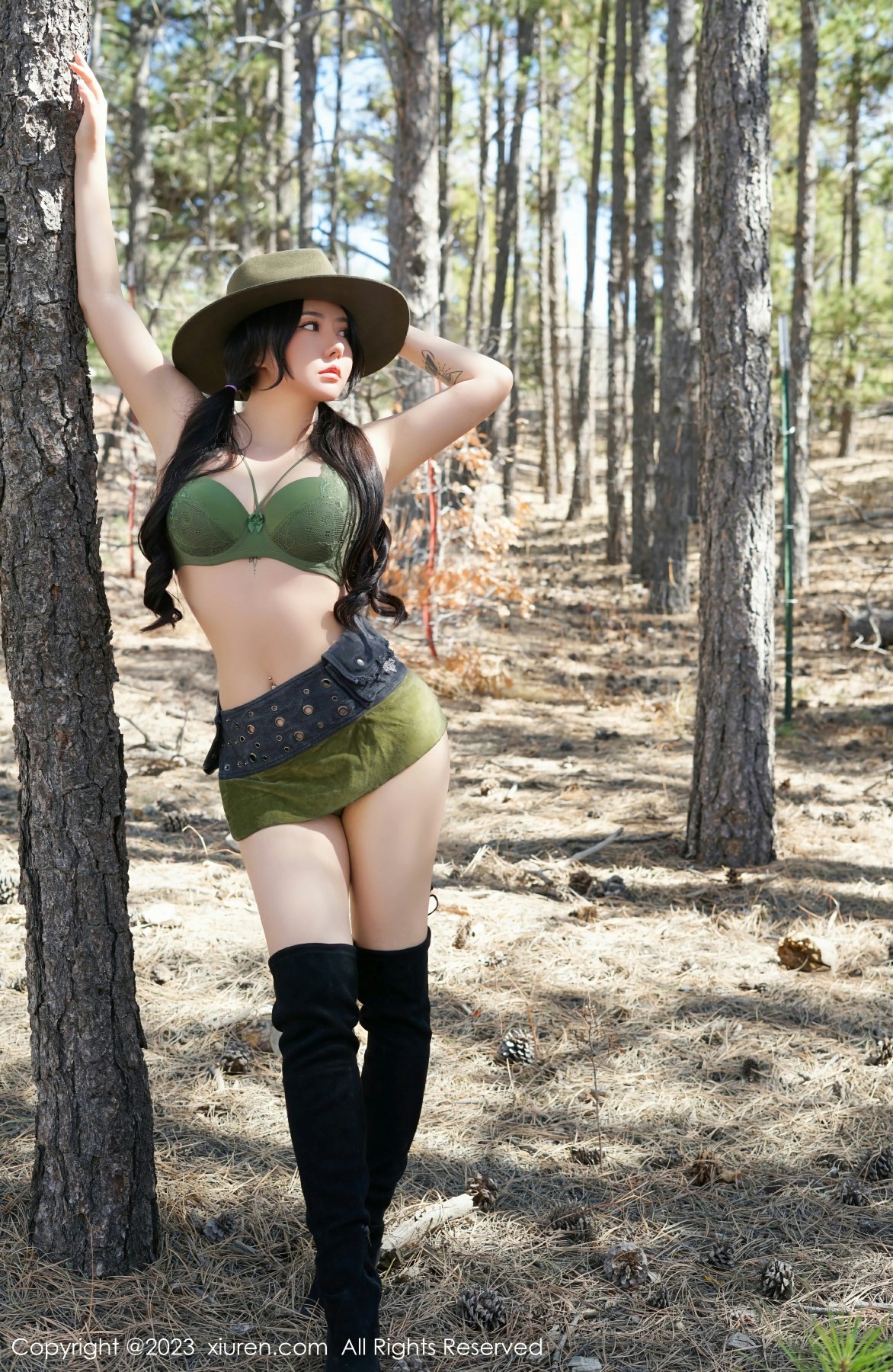 [XiuRen秀人网] 2023.06.13 No.6902 玛鲁娜Manuela 墨绿色牛仔装 性感写真 [58+1P]